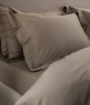 satina-gultas-velas-komplekts-grey-cliff-pelekbess