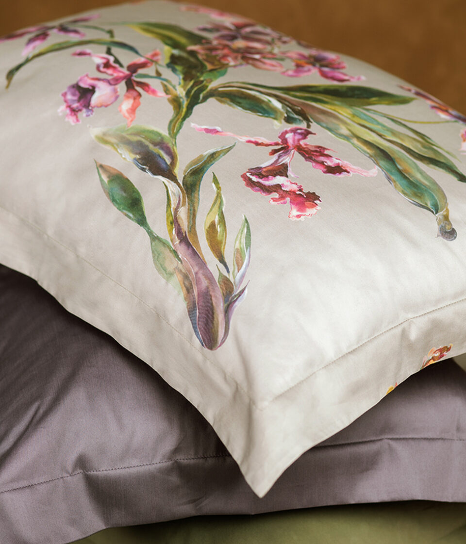 Satīna spilvendrāna Orchids Almond kompozīcija