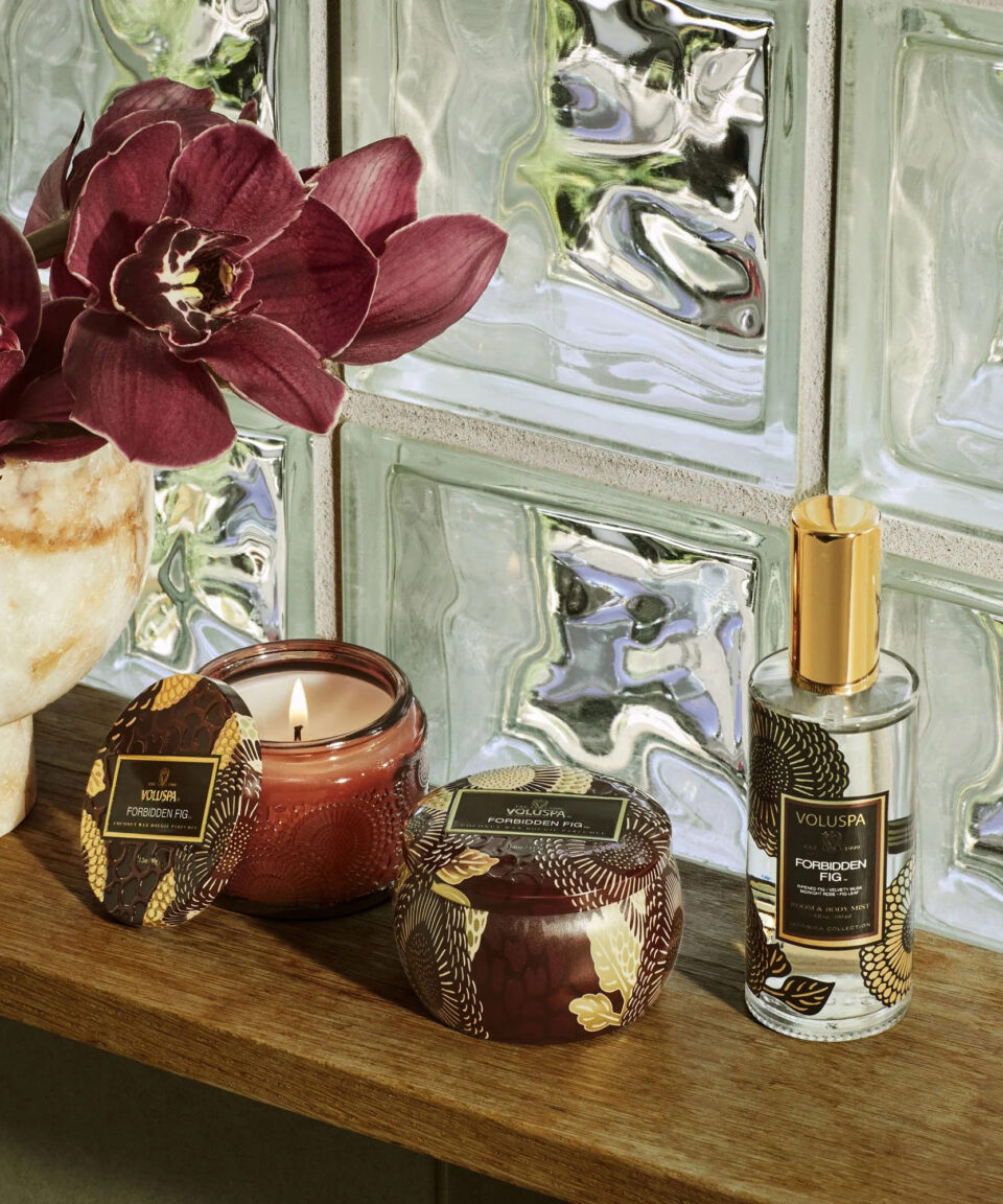 Voluspa aromātiskā svece Forbidden Fig stikla un metāla trauciņā