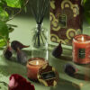 Voluspa aromātiskā svece Forbidden Fig stikla trauciņā kompozīcija