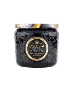 Voluspa aromātiskā svece Freesia Clementine stikla trauciņā ar skaistu vāciņu