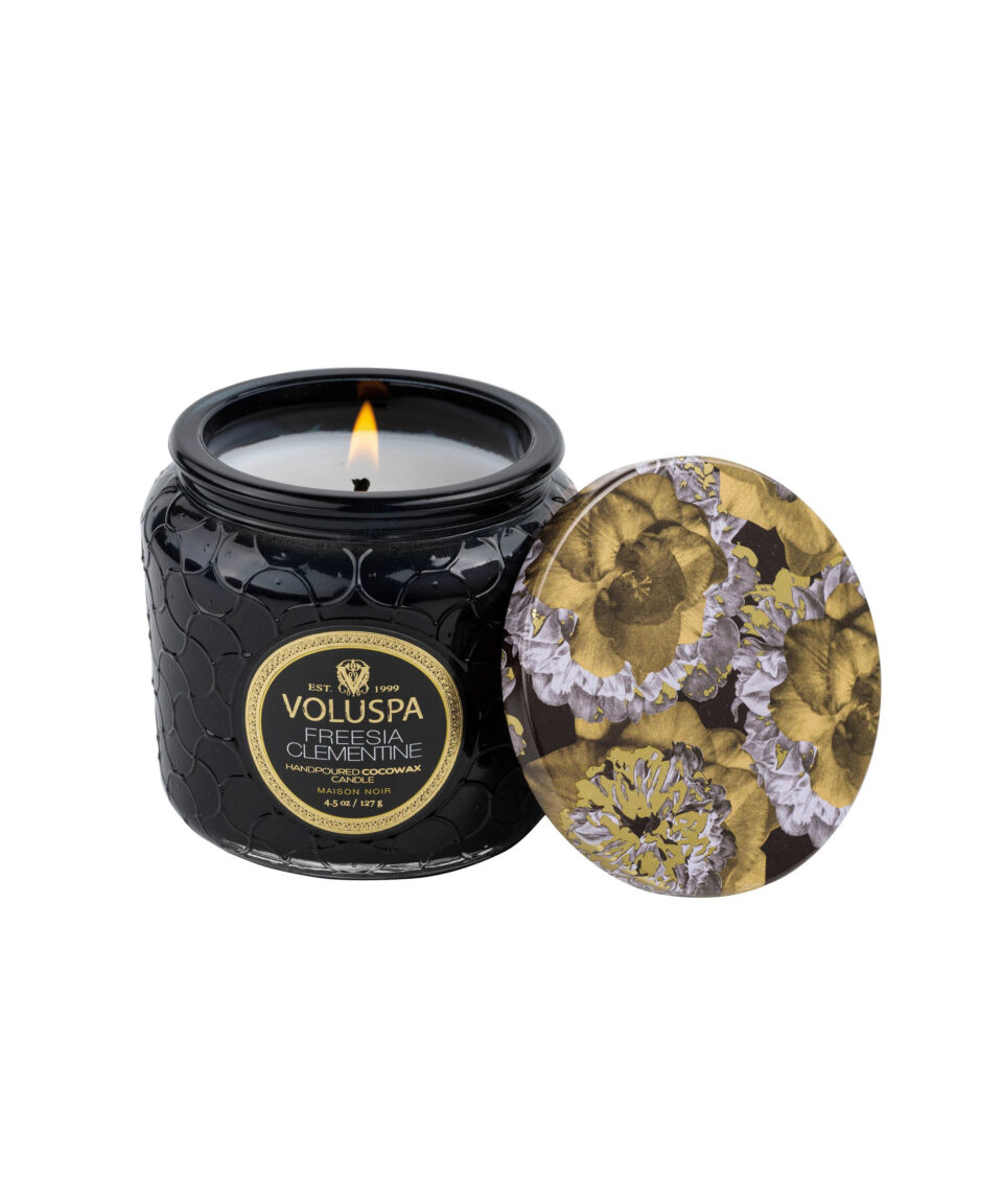 Voluspa aromātiskā svece Freesia Clementine ar skaistu vāciņu