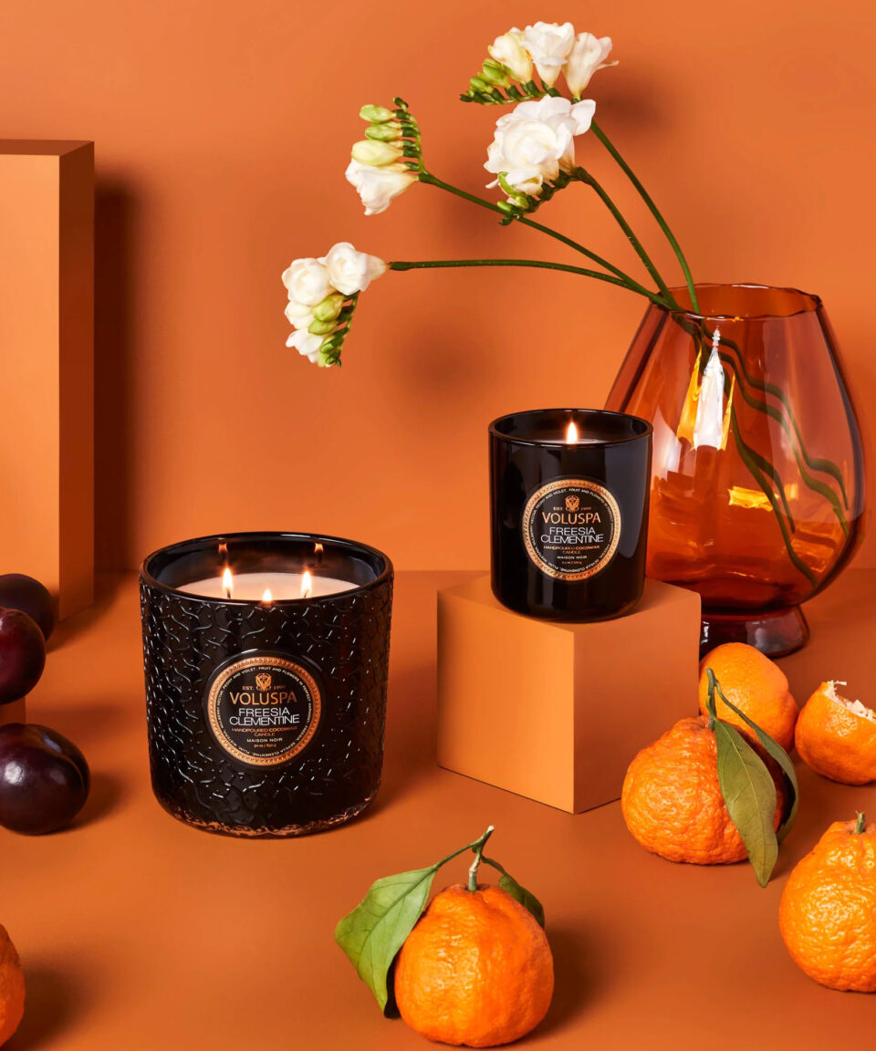 Voluspa aromātiskā svece Freesia Clementine kompozīcija