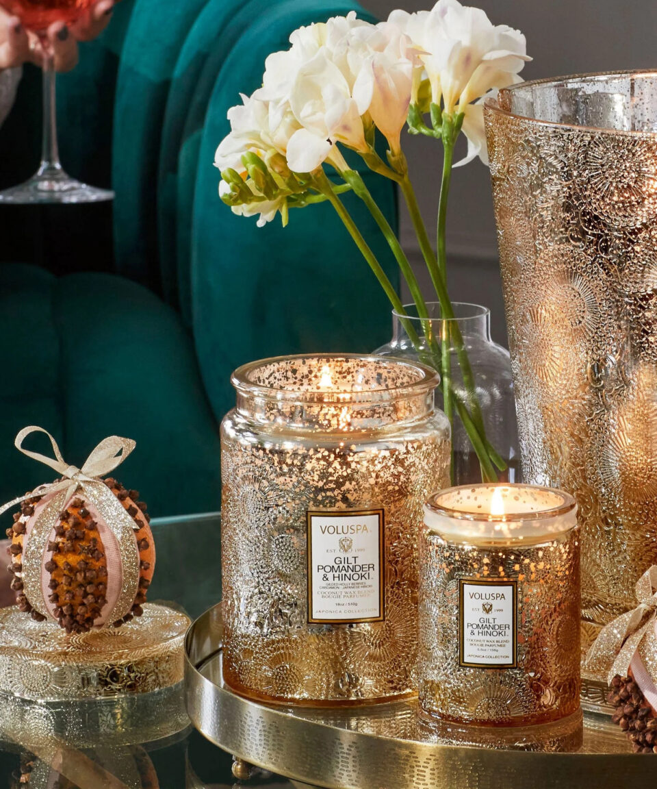 Voluspa aromātiskā svece Gilt Pomander stikla trauciņā ar skaistu rakstu