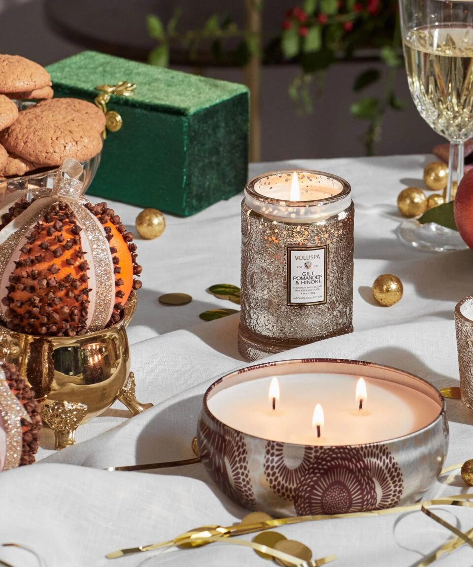 Voluspa aromātiskā svece Gilt Pomander stikla trauciņā ar kompozīciju