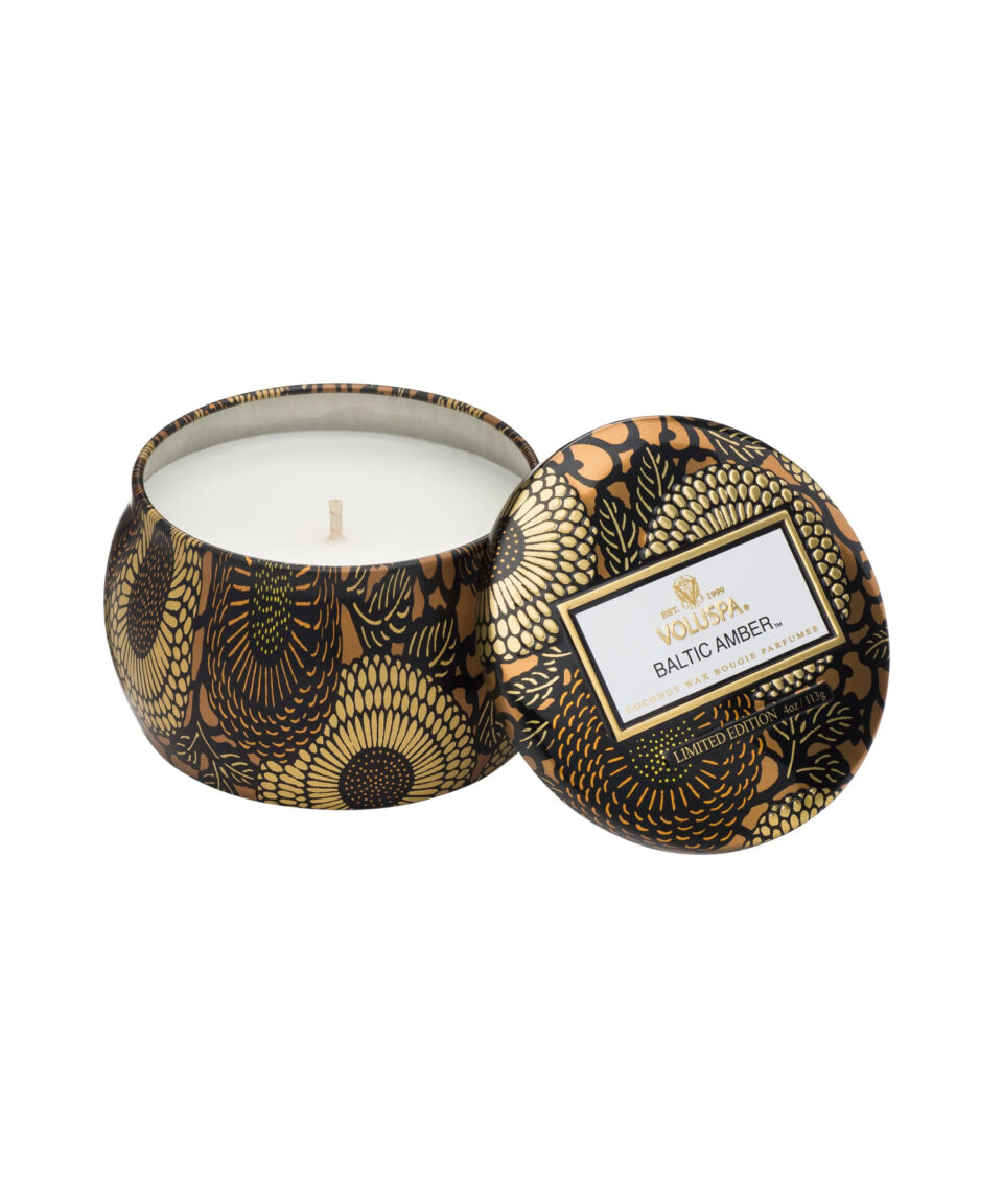 Voluspa aromātiskās sveces Baltic Amber metāla trauciņā