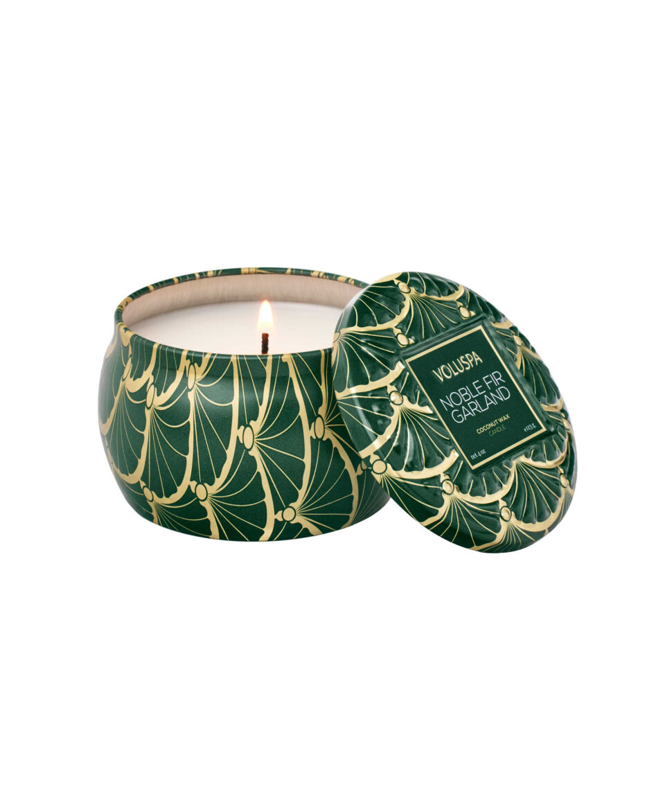 Voluspa aromātiskās sveces Noble Fir Garland metāla trauciņā