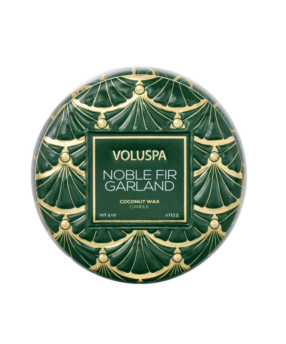 Voluspa aromātiskās sveces Noble Fir Garland metāla trauciņā ar vāciņu