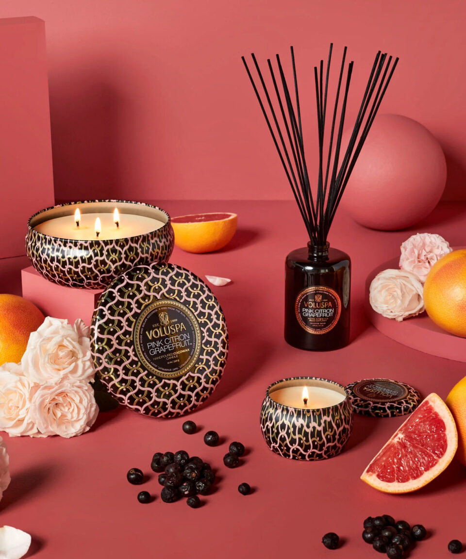 Voluspa aromātiskās sveces Pink Citron Grapefruit kompozīcija